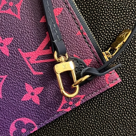 💜 LOUIS VUITTON 💜MONOGRAM SPRING IN THE CITY POCHETTE MIDNIGHT FUCHSIA. NWT. - Picture 4 of 12